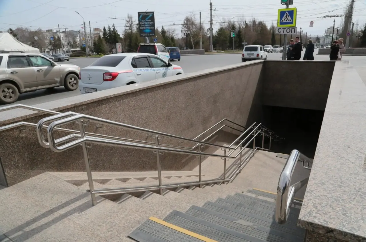 Рабочие завершают обновление входных групп: вскоре откроют вход со стороны ТЦ «Омский», а выход к скверу временно закроют. Подрядчик организует безопасный переход и настройку светофоров.