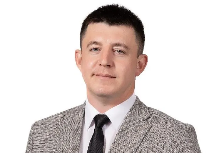 Хазиев, курировавший молодёжную политику, гражданское общество, спорт и кадровые вопросы, покинул пост. В биографии — служба в МВД и руководящие должности в городских структурах; источники не исключают влияние покровительства.