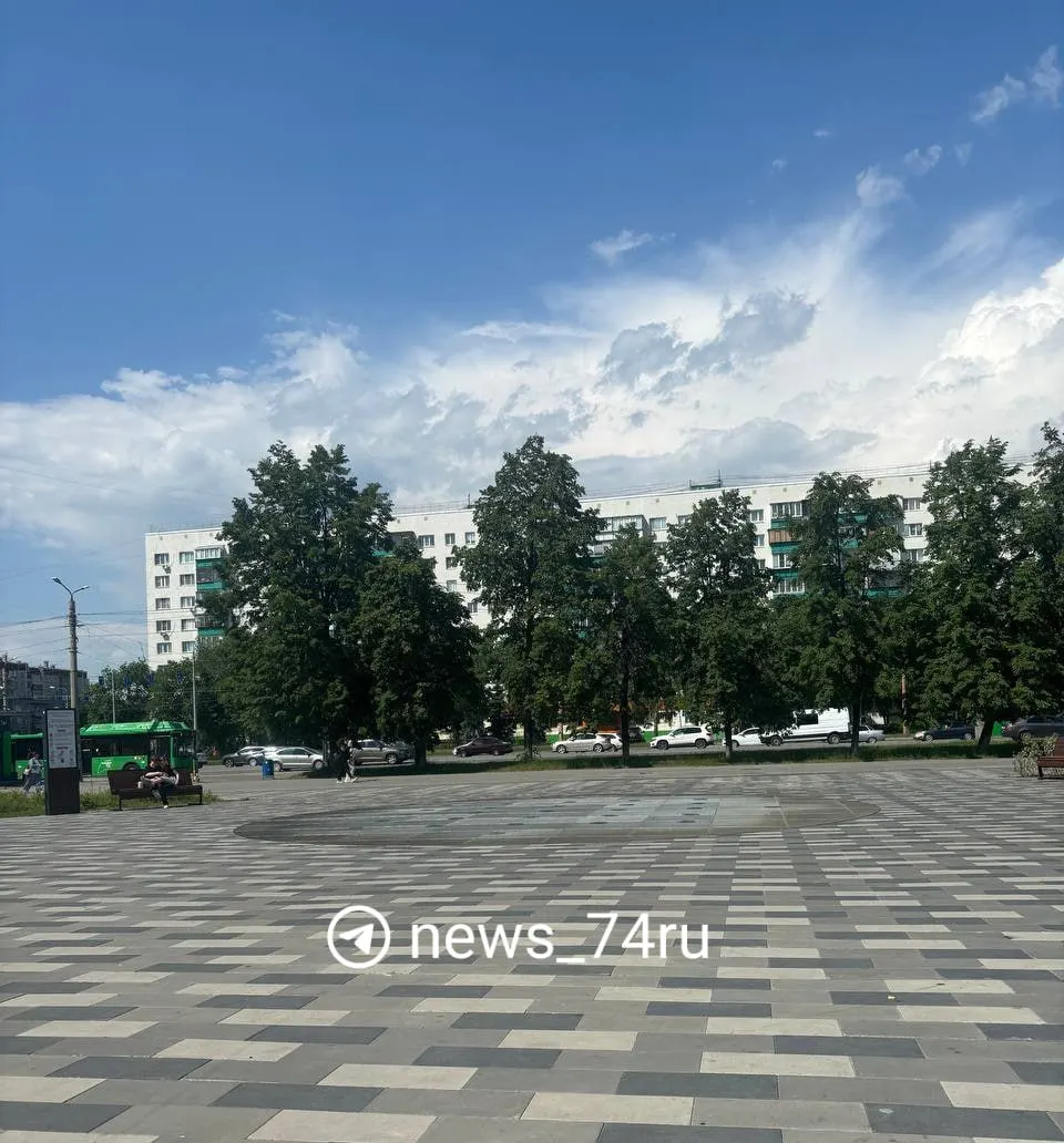 Фонтан в парке перестал работать в жару; в администрации сообщили о поломке и обещали включить его в ближайшие дни.