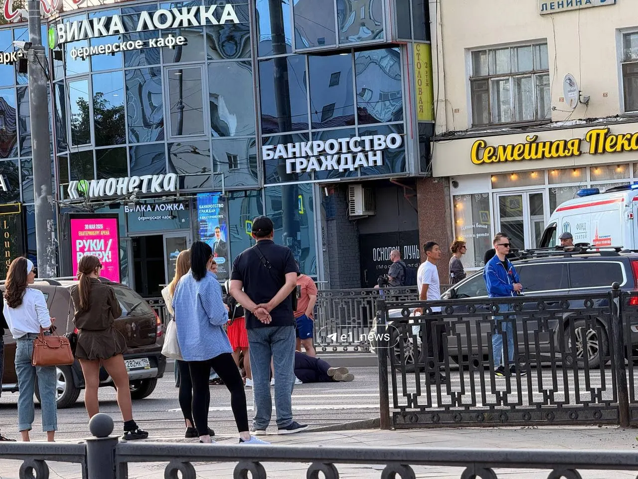 На проспекте Ленина женщина внезапно почувствовала себя плохо и не смогла встать. Прохожие окружили её, чтобы защитить от проезжающих автомобилей до приезда медиков.