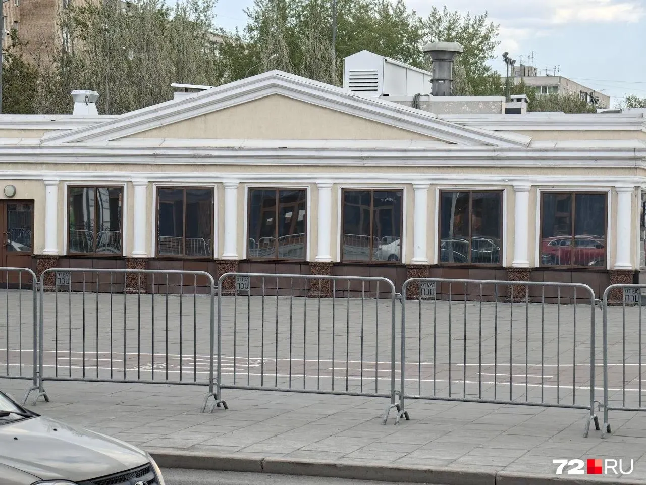 На Площади 400‑летия установили ограждение — власти утверждают, что это мера безопасности для проведения праздничной программы 9 Мая, которая пройдёт с 10:30 до 16:00.