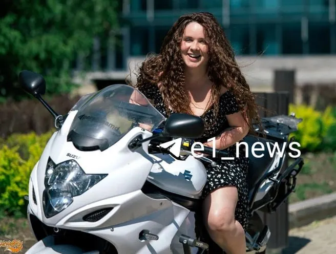 31-летняя женщина-байкер госпитализирована с переломом позвоночника после наезда на 66-летнего мужчину; пострадавший скончался на месте.