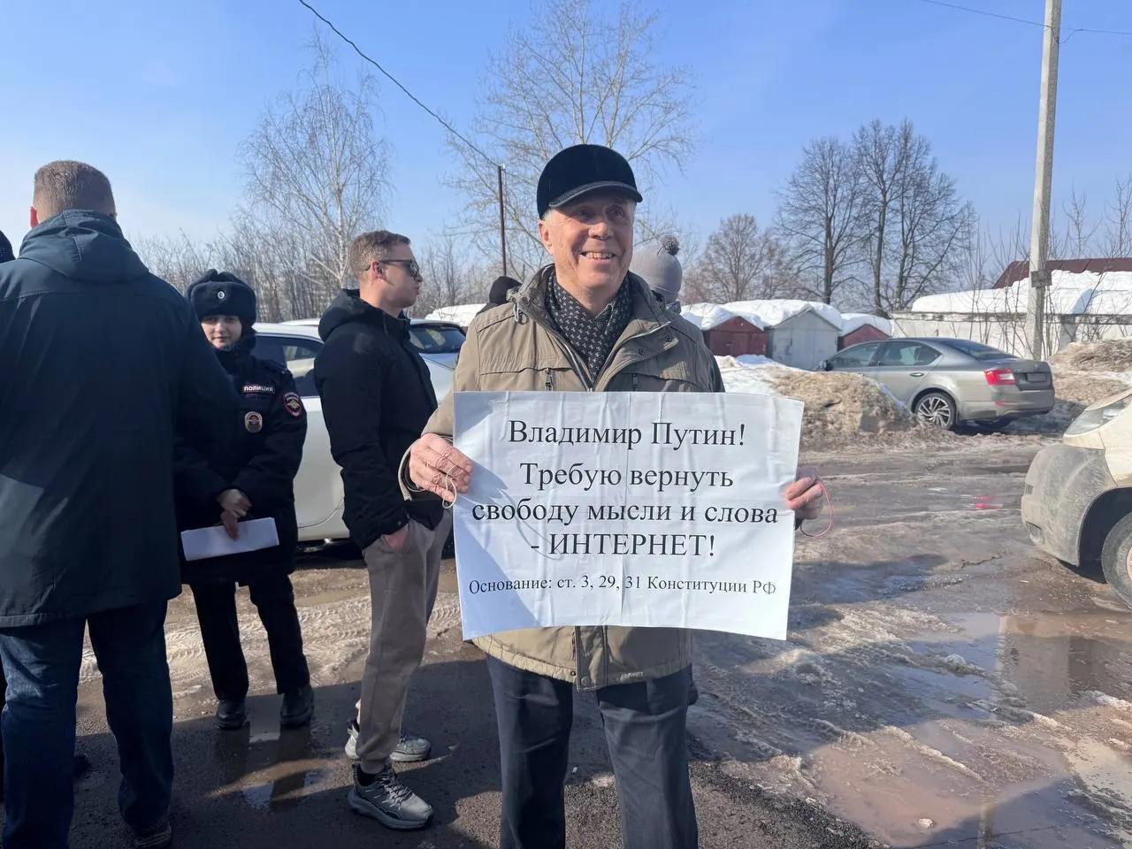 Пермский краевой суд в апелляции отменил административные штрафы, назначенные Виктору Гилину за одиночный пикет 15 марта. На заседании не присутствовали представители полиции.