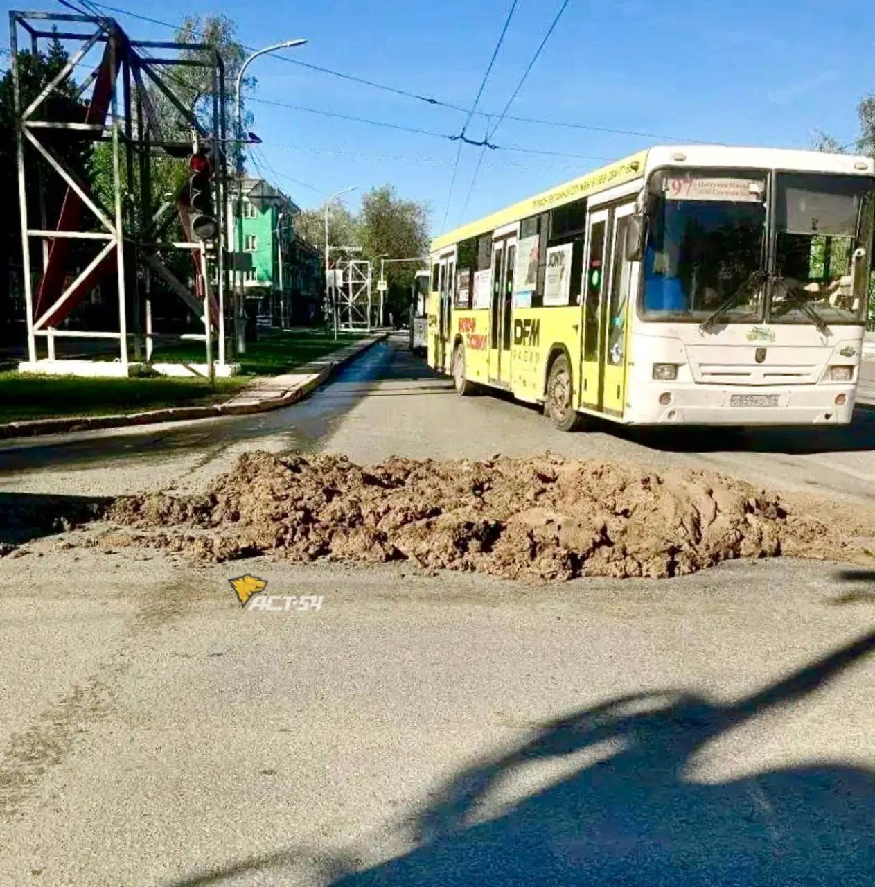 На нескольких улицах правого берега глина высыпалась из плохо закреплённого кузова самосвала. Коммунальные службы оперативно убрали проезжие части.