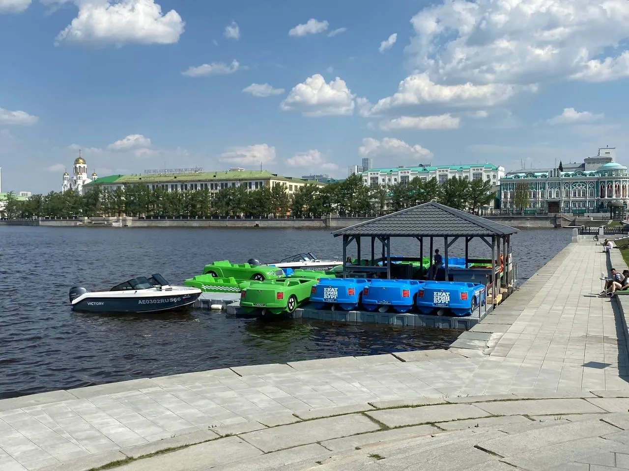 Несколько катамаранов в виде машинок заметили на Плотинке в первые тёплые дни мая — вопреки запрету суда на Городском пруду, введённому решением суда в июле 2024 года.