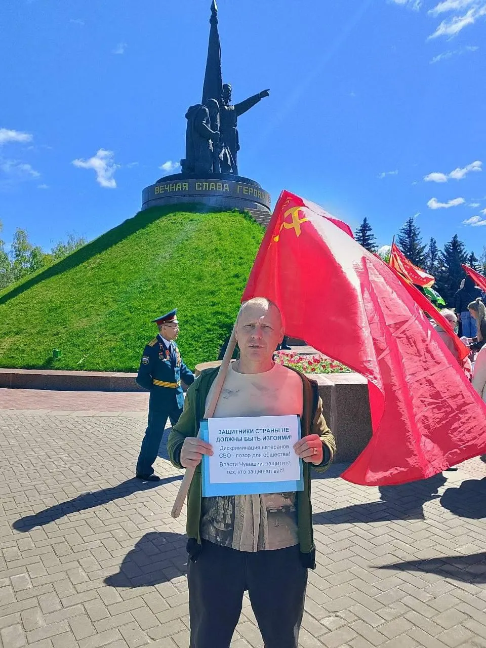 9 мая в Парке Победы участник войны с Украиной провёл одиночный пикет, требуя прекратить дискриминацию ветеранов СВО при приёме на работу. По его словам, после возвращения с фронта он столкнулся с множественными отказами и унижением со стороны работодателей.