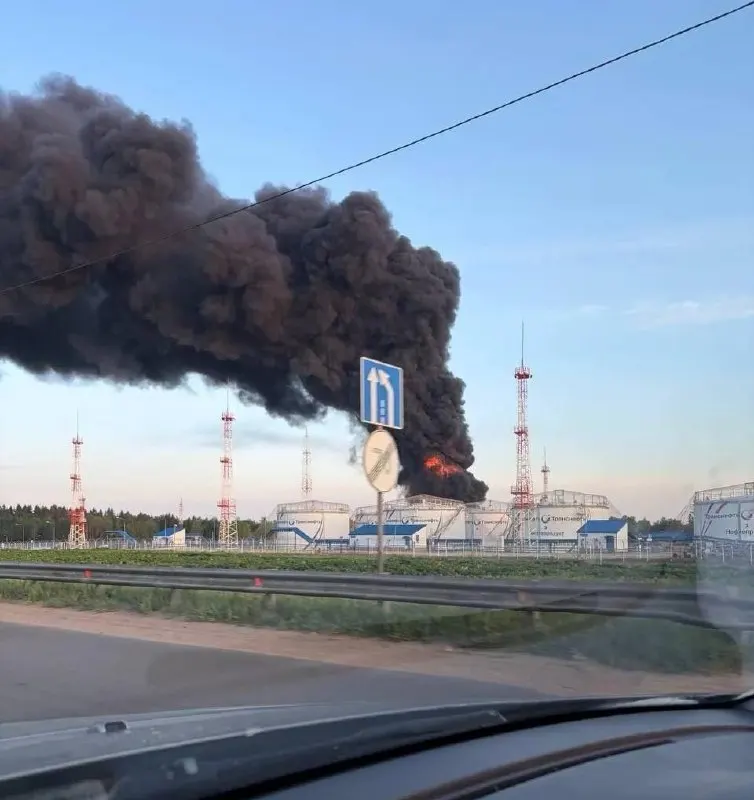 Ночные и утренние удары БПЛА по НПЗ, нефтебазам и технопарку привели к жертвам, повреждению жилых домов и временным сбоям в работе аэропортов.