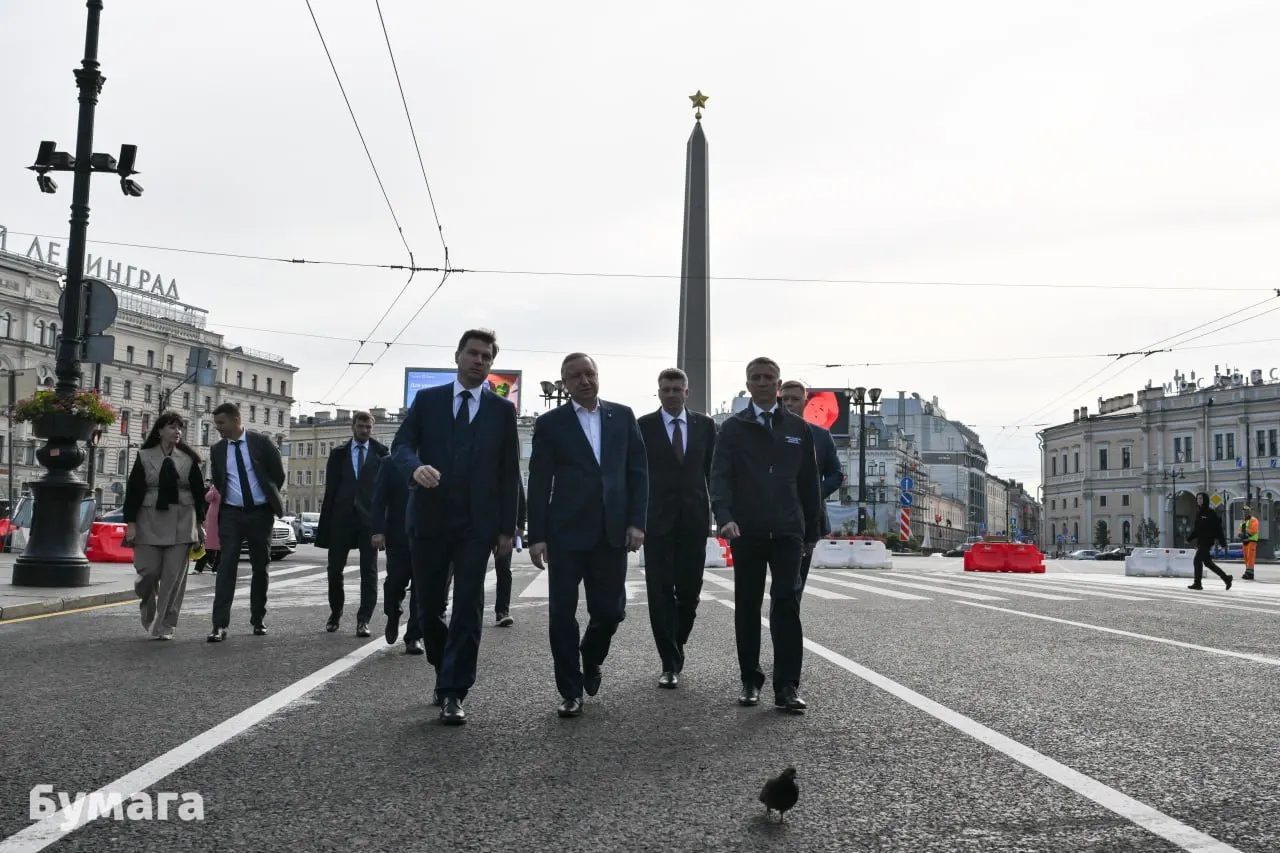 Чиновники и депутаты Петербурга поздравили губернатора с юбилеем, называли его «лидером» и отмечали «компактные» выступления. В официальном видеопоздравлении приняли участие воспитанники детского сада.