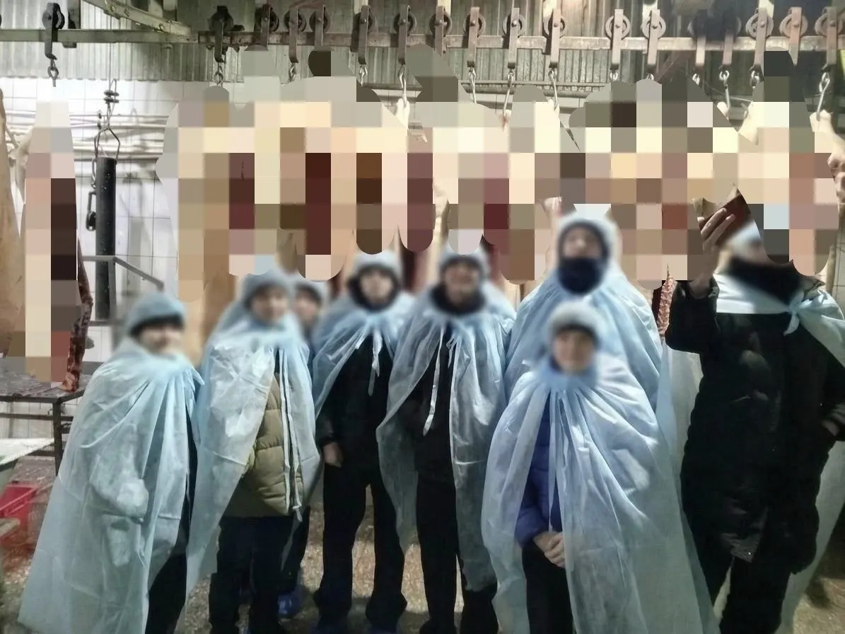Подросткам показали разделанные свиные туши на крюках; часть детей отказалась заходить внутрь, организаторы сочли группу «более чувствительной».