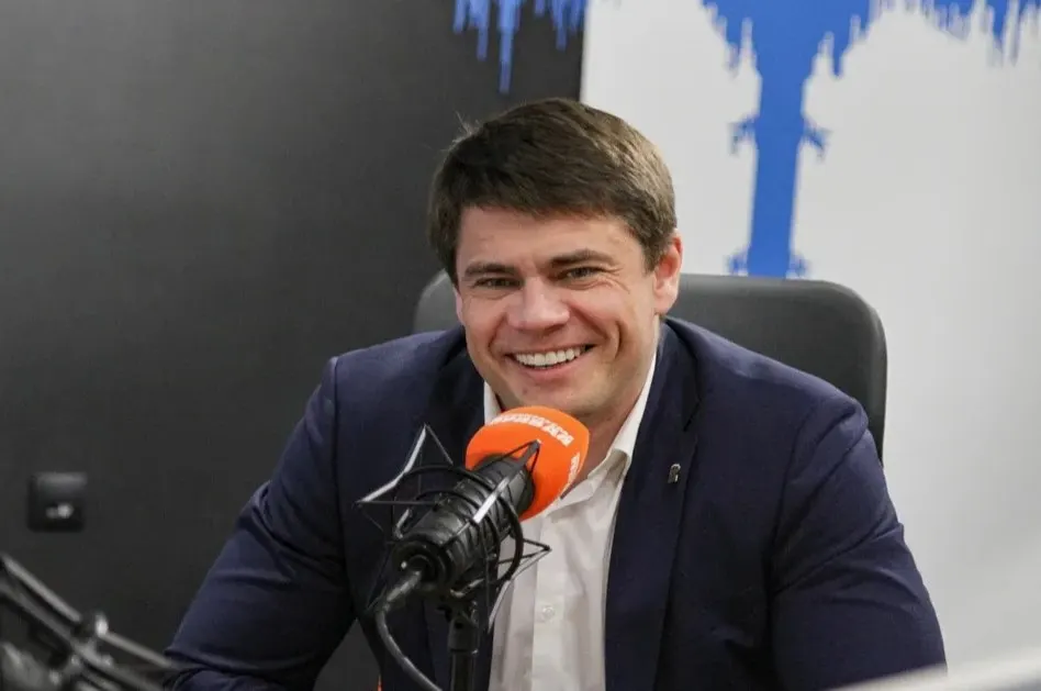 Депутат от правящей партии Сергей Боярский заявил, что регулирование доступа детей к соцсетям должно оставаться семейным решением. Инициатива о возрастном пороге обсуждалась на фоне рекомендаций смягчить предвыборную риторику.