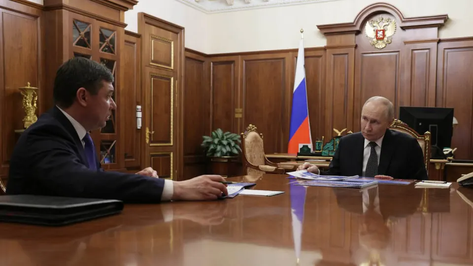 С середины апреля лицам, приходящим на личные встречи с президентом, запретили приносить наручные часы — помимо давно действующего запрета на телефоны. Для близкого окружения правил пока больше послаблений, а служба охраны ужесточила контроль за устройствами и публикациями с участием главы государства.