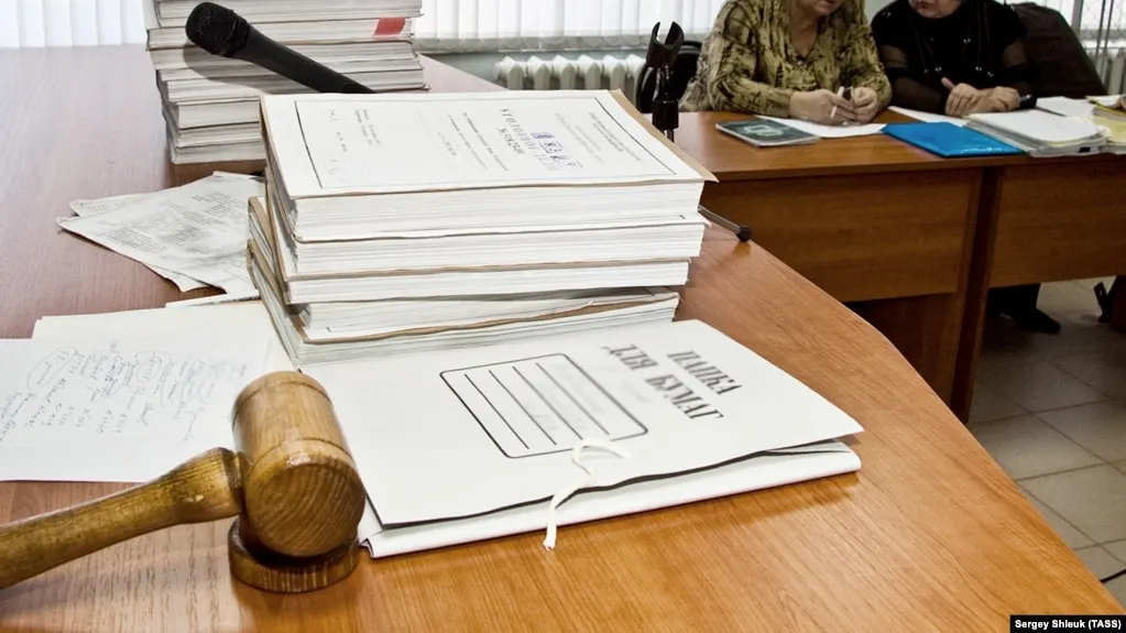 Суд поместил под домашний арест адвоката, которого обвиняют в мошенничестве — его задержали 21 мая. Ему вменяют получение шести миллионов рублей за обещание поспособствовать закрытию уголовного дела.