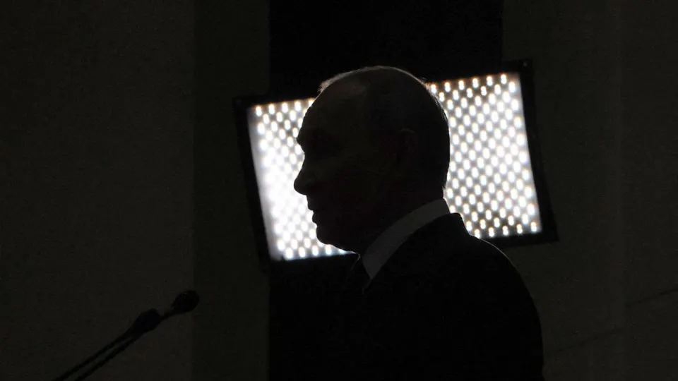 Публикация еженедельных политических рейтингов приостановлена до 15 мая — ведомство ссылается на майские праздники и подготовку к предвыборному сезону; предыдущие замеры показывали снижение одобрения президента и других институтов власти.