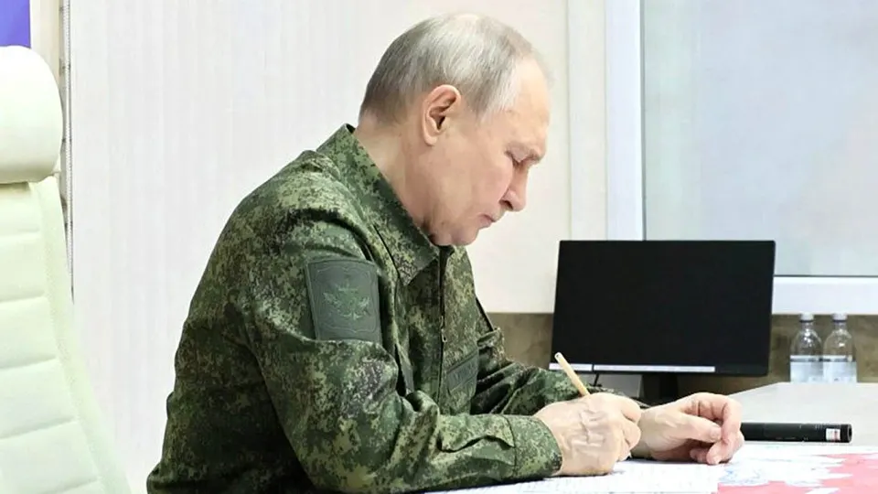 Разведывательные и военные ведомства в Европе пересматривают оценки: в условиях военных неудач и внутренней нестабильности Россия может попытаться расширить конфликт за пределы Украины в ближайшие 12 месяцев, используя и законодательно оформленные основания для вмешательства за рубежом.