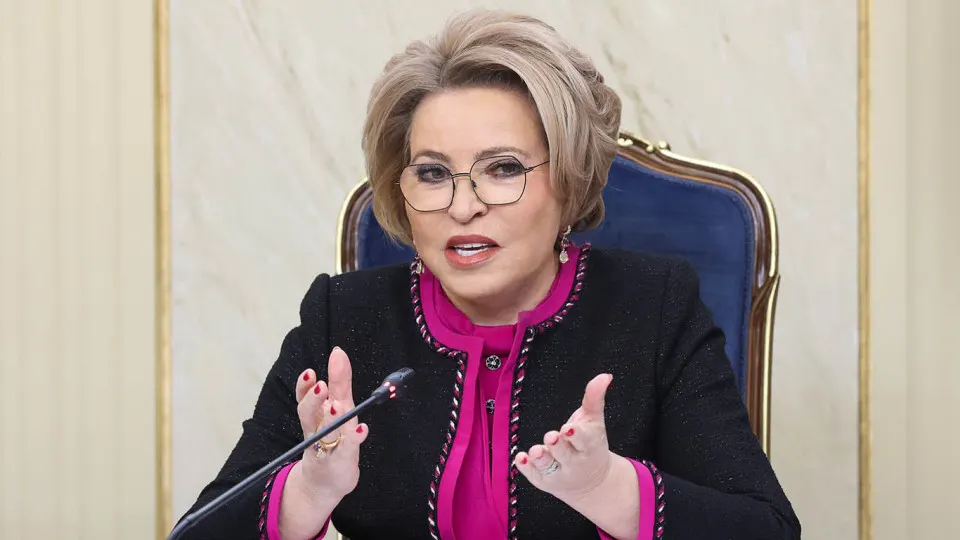 Председатель Совета Федерации призвала поставить на строгий контроль качество питания в больницах, назвав недопустимым кормить людей «баландой», в то время как регионы массово сокращают расходы на медицину.