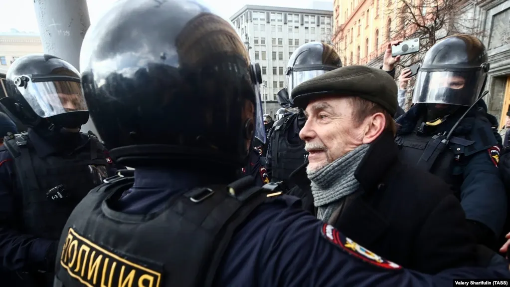Хорошевский районный суд Москвы заочно арестовал 84‑летнего Льва Пономарёва. Ему инкриминируют две статьи: уклонение от исполнения обязанностей «иностранного агента» и организацию деятельности нежелательной организации. Пономарёв покинул Россию в 2022 году, а несколько связанных с ним правозащитных структур были ликвидированы или признаны нежелательными.