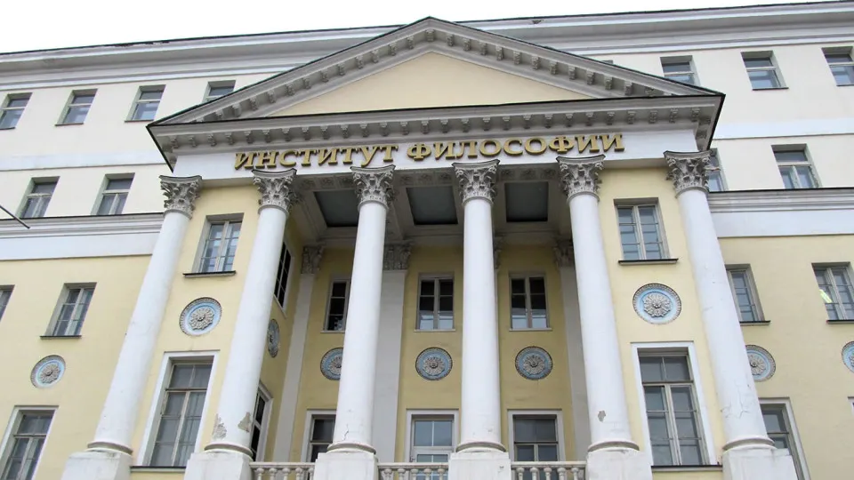 В институте прошли обыски и допросы около десяти сотрудников, большинство отпущены под подписку о невыезде. Старшему научному сотруднику предъявлено обвинение в мошенничестве по делу о научном проекте «Наследие Аристотеля».