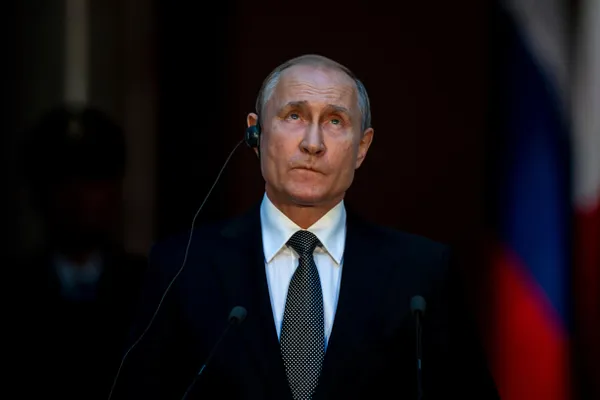 Чиновникам запретили приходить на официальные встречи с президентом в наручных часах — запрет, по данным источников, действует с середины апреля и распространяется на электронные и механические устройства.