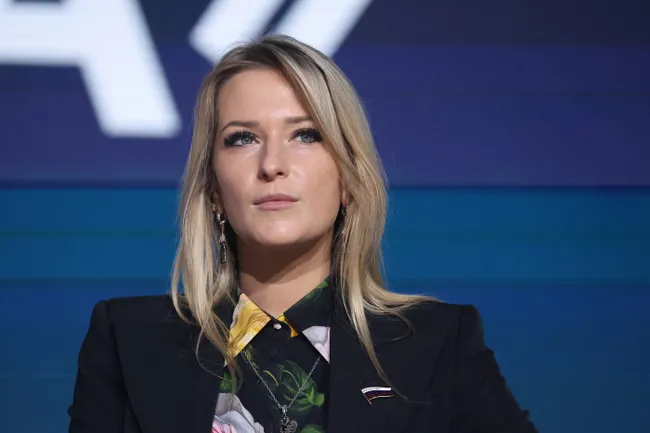 37‑летняя Лантратова сменила Татьяну Москалькову после завершения её второго срока. Источники связывают продвижение кандидатуры с поддержкой из администрации, а в Украине Лантратову обвиняют в вывозе детей из оккупированных территорий.