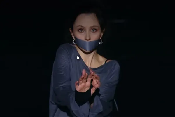 Олимпийская чемпионка рассказала, что выступает против войны, боится за личные свободы и безопасность, переживает за будущее сына, но пока не собирается уезжать из страны.