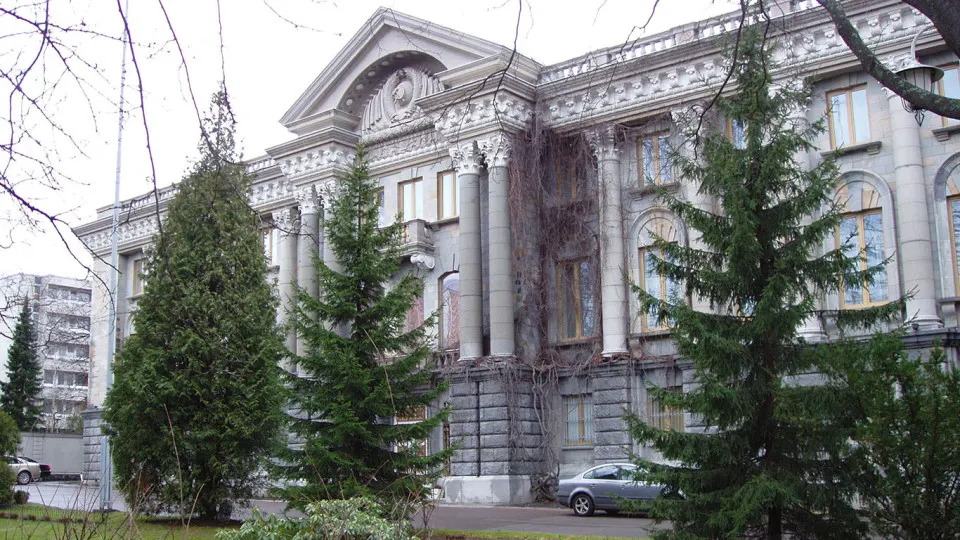 Консульство отказало ей в выдаче загранпаспорта, из‑за этого финские власти не продлевают вид на жительство — женщина лишилась доступа к банковским услугам, пособиям и электронным сервисам.