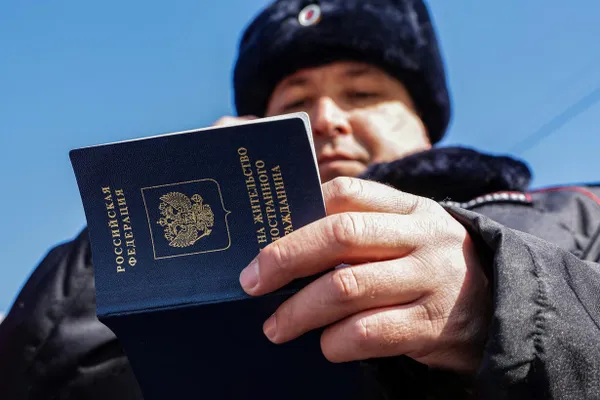 В первом чтении приняты два правительственных законопроекта: пошлина за оформление гражданства вырастет до 50 000 руб., другие услуги для иностранных граждан также подорожают. Ожидаемые дополнительные поступления в бюджет — свыше 15 млрд руб. в год; правительство предложило ввести изменения с 1 июля.