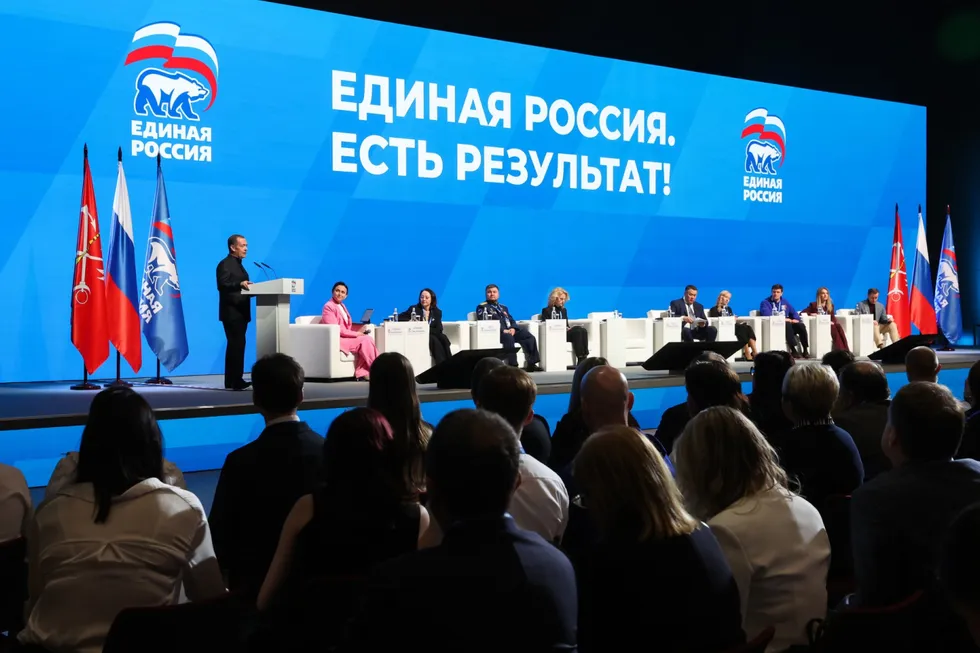 Администрация президента попросила государственные и лояльные СМИ смягчить риторику: меньше писать слово «запрет» в заголовках и акцентировать внимание на положительных инициативах представителей «партии власти». Решение объясняют желанием снизить негативный фон перед сентябрьскими выборами.
