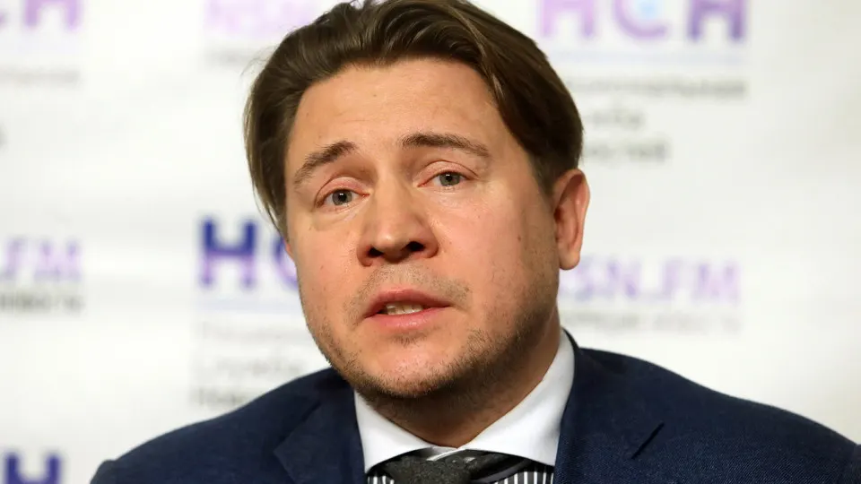 Адвоката подозревают в том, что он потребовал у клиента 7 млн рублей за обещание решить вопрос с правоохранительными органами; после передачи аванса в 2 млн его задержали и поместили под стражу.