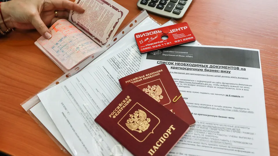 С начала мая в российских визовых центрах отменили прием документов через посредников: теперь личная подача с паспортом и подтверждённой электронной записью обязательна. Новые правила могут привести к очередям, росту сроков оформления и подорожанию услуг.