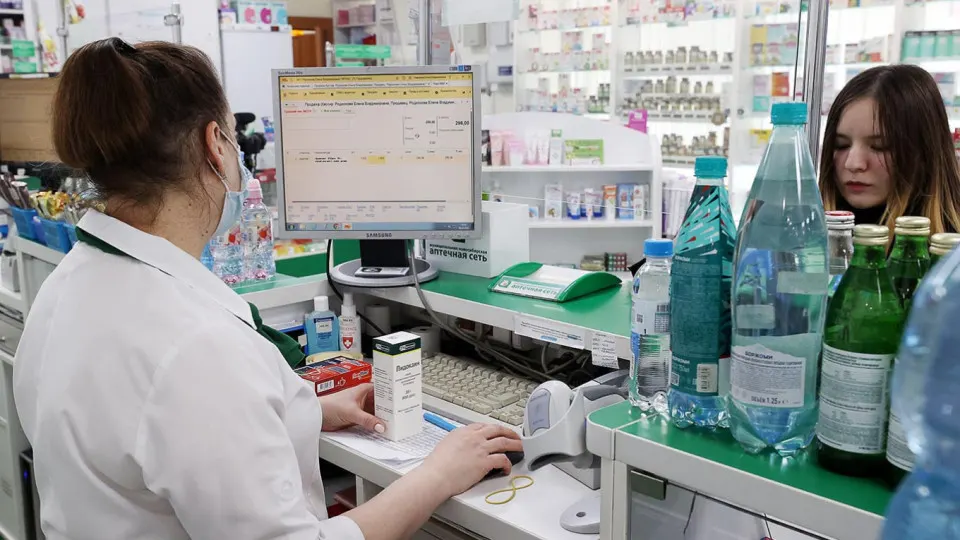 Объём продаж антидепрессантов за последние годы заметно увеличился: в денежном выражении — более чем вдвое. Растут также продажи анксиолитиков и психостимуляторов. Эксперты связывают это с волнами тревожности после событий 2022 года и с проблемами на рынке труда.