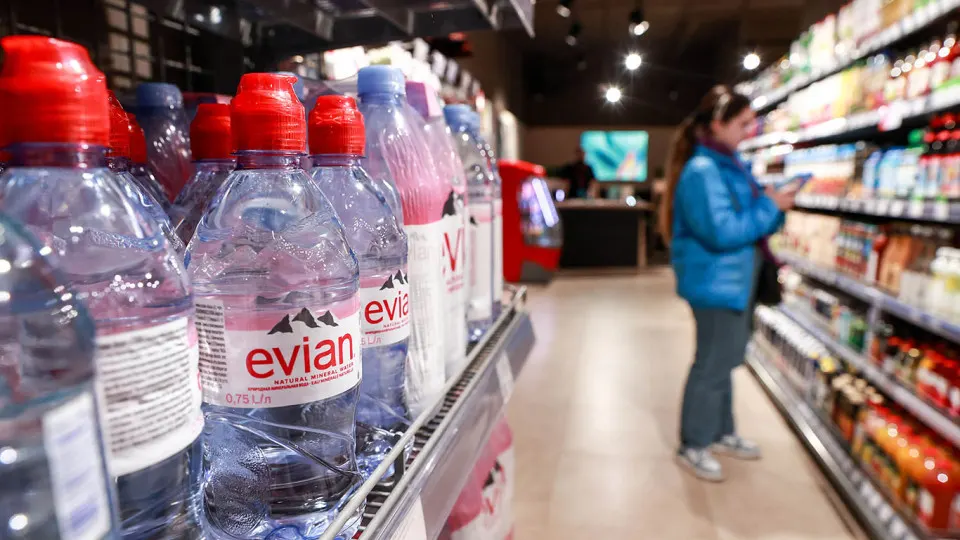 В январе–апреле розничные продажи бутилированной и минеральной воды заметно сократились: покупатели переходят на фильтры и сокращают регулярные покупки на фоне роста цен и снижения покупательной способности.