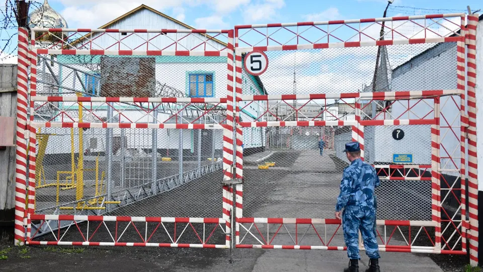 Частные организации предлагают родным заключённых оплачивать полисы, которые якобы защитят от насилия и противоправных действий в СИЗО и колониях; в ФСИН усомнились в законности таких услуг.