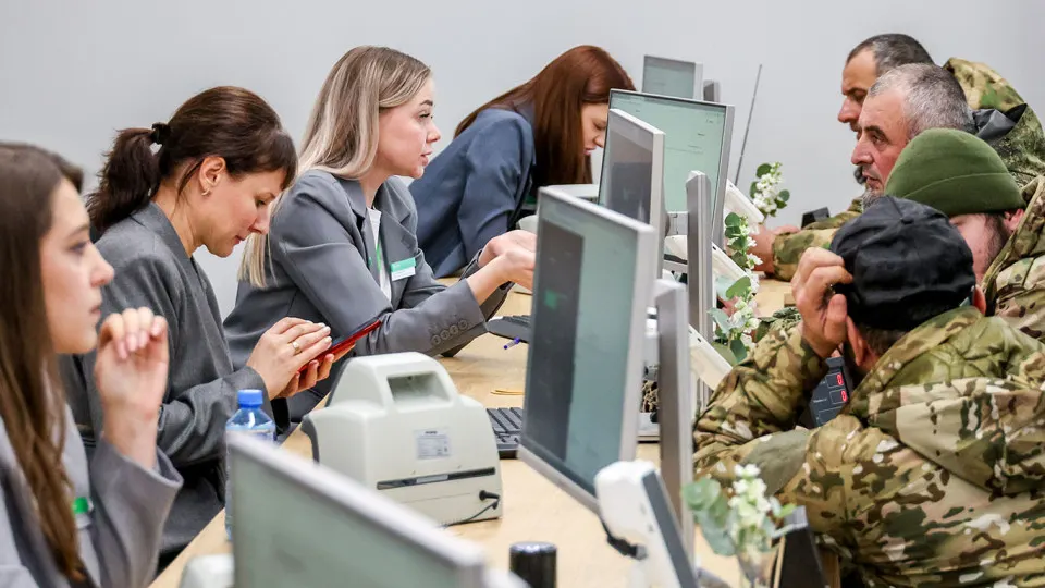 Аналитики отмечают стагфляцию — низкий рост при высокой инфляции — и предлагают использовать возвращение ветеранов и накопленные сбережения для оживления инвестиций и малого бизнеса. При этом сохраняются экономические и социальные риски.