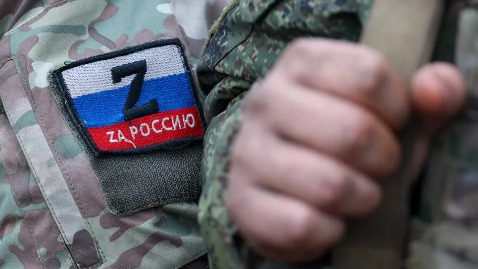 В селе Усть‑Иша 22‑летний мужчина, вернувшийся с участия в СВО, обвиняется в жестоком убийстве 15‑летнего Антона Зяблицкого; на теле жертвы обнаружено множество ножевых ранений, следователи ведут уголовное дело.