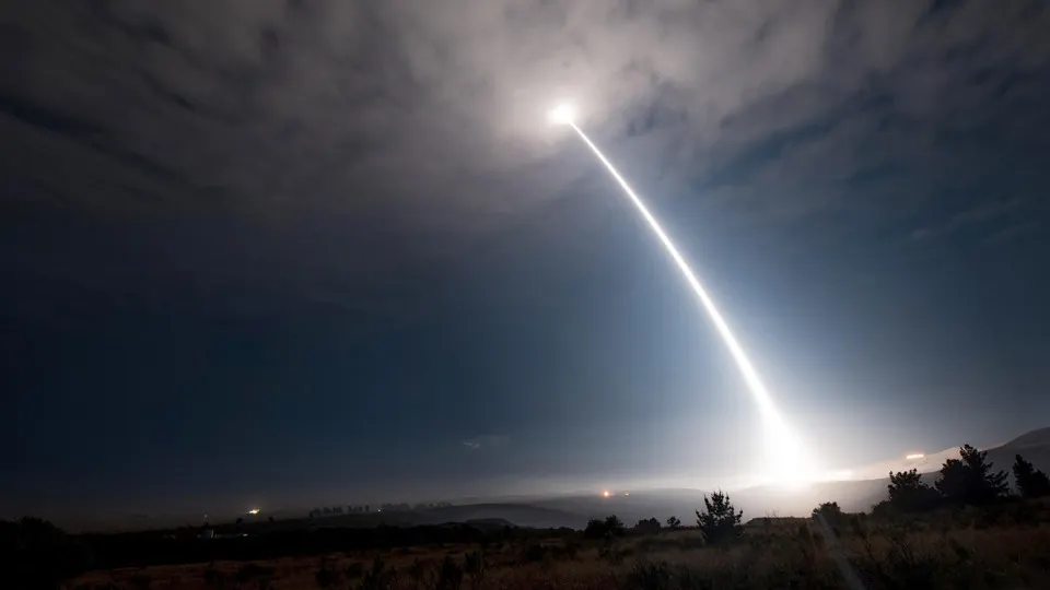 Ракета Minuteman III стартовала 20 мая с базы в Калифорнии; испытание проверяло систему, персонал и готовность стратегических сил. Пуск последовал за началом трёхдневных российских учений по отработке ядерного удара.