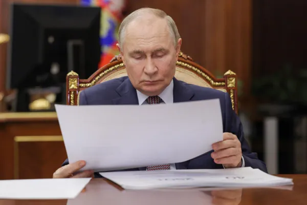 По информации разведки одной из европейских стран, служба, отвечающая за безопасность президента, значительно ужесточила меры защиты Владимира Путина из‑за опасений покушения, утечек информации и внутриполитической нестабильности.