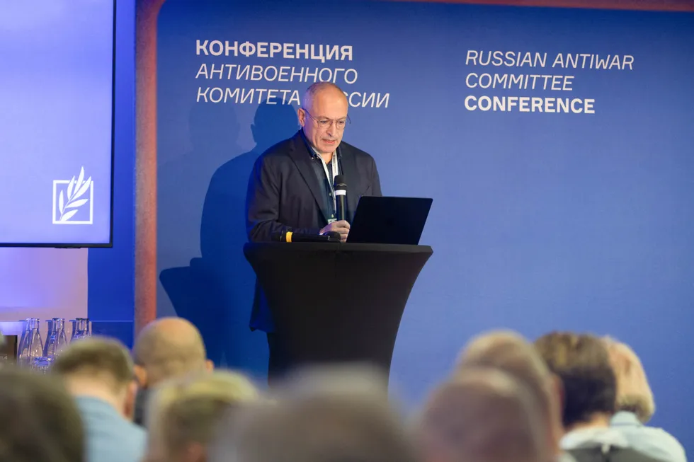 В Страсбурге 20–21 мая прошла двухдневная конференция Антивоенного комитета России — объединения эмигрантских политиков, общественных и культурных деятелей, выступающих против войны. Участники обсуждали гуманитарную помощь, поддержку политзаключённых, эвакуацию и культурное сопротивление.