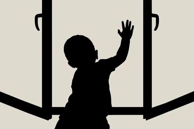 Ежегодно в России тысячи детей падают из окон, около сотни погибают. Простые меры — от ограничителей на окнах до перестановки мебели — помогают снизить риск. Расскажем, что эффективно и когда нужно немедленно обращаться к врачу.