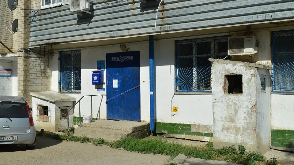 В пилотном режиме почтовая служба ограничила приём и выдачу писем, мелких посылок, оформление подписки и денежные переводы в окне до 16:00; после этого доступны самообслуживание и только заранее оплаченные отправления. Нововведение объясняют загруженностью и кадровым кризисом компании.