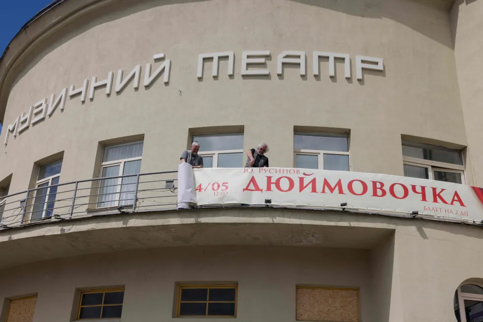 На неформальной встрече в Кипре министры иностранных дел ЕС обсуждали возможные предварительные условия для переговоров с Россией, включая вопросы европейской безопасности. Между тем в результате обстрела в Киеве пострадали культурные учреждения, в том числе оперный театр. Редакция публикует письма читателей о том, как война влияет на жизнь.