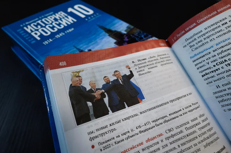Новая линейка учебников истории для средней школы предлагает не столько анализ прошлого, сколько подготовленную, политически выгодную версию истории: современные государственные проекты вплетаются в древность, неудобные факты стираются, поражения смягчаются.