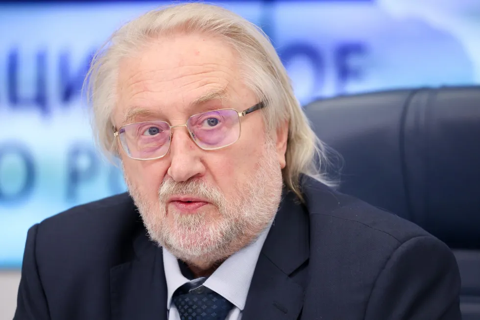 Академик Вадим Покровский посвятил всю карьеру борьбе с ВИЧ: работал с первыми пациентами в СССР, расследовал вспышки среди младенцев, возглавлял федеральный центр и публично критиковал официальные подходы к профилактике. Он настаивал на просвещении, заместительной терапии и доступе к средствам защиты.