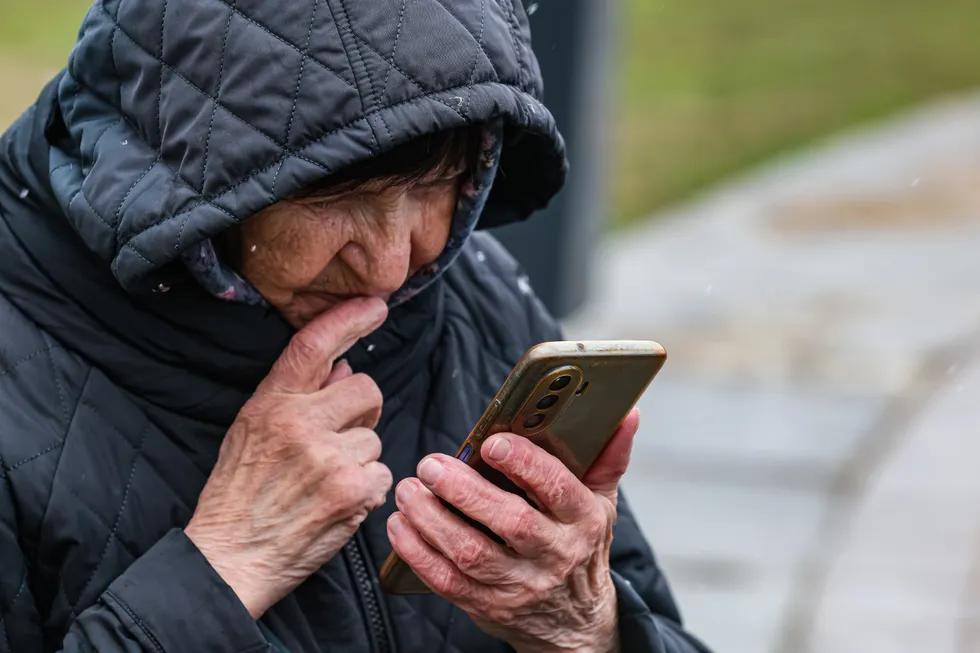 Перечисляем рабочие варианты связи: незаблокированные мессенджеры, VoIP‑сервисы для звонков на обычные номера, туристические eSIM и VoWiFi. Объясняем, сколько это стоит и какие есть риски.
