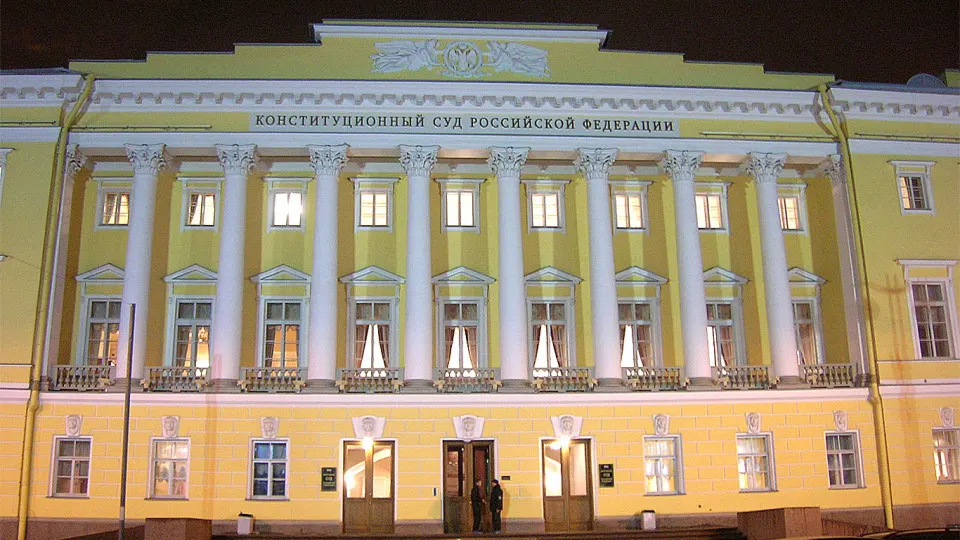 Председатель Конституционного суда заявил, что антикоррупционные иски не должны подпадать под обычные сроки исковой давности; это решение усиливает механизм деприватизации и передачи активов государству.