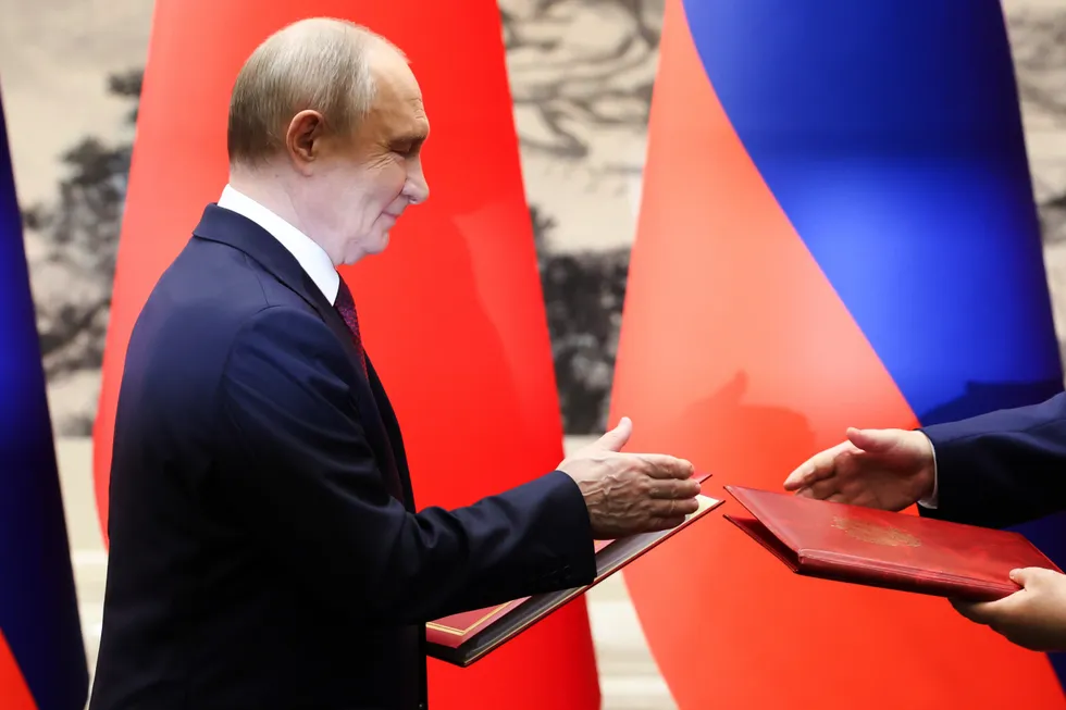 Во время майских поездок в Пекин лидеры России и Китая подписали десятки соглашений, но ключевого коммерческого контракта на газопровод «Сила Сибири‑2» не состоялось. Это показывает, что Пекин выбирает диверсификацию и «озеленение» энергетики, а Москва всё сильнее зависит от экономических связей с Китаем.