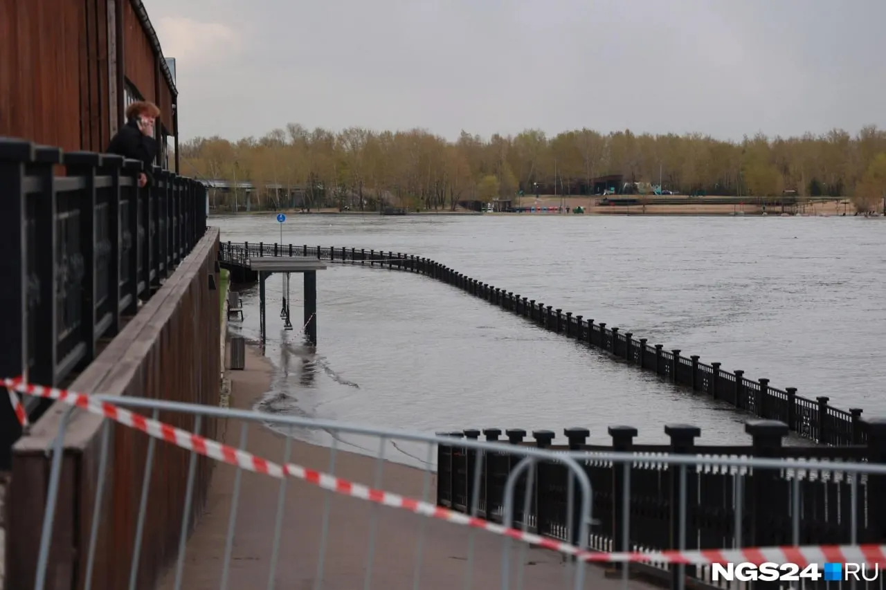 Уровень воды в ЕнисеЕ продолжает повышаться: частично подтоплены левобережная набережная у Стрелки, острова Татышев и Отдыха. Власти связывают это с увеличением сбросов воды на ГЭС; угрозы жителям не видят, но вводят дополнительные меры безопасности.