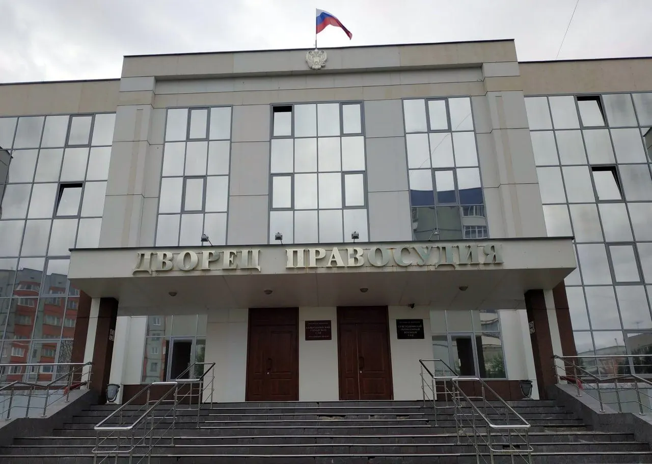 Суд установил, что в протоколе не указано, в чём именно выражалась «дискредитация», не названы конкретные адресаты высказываний и отсутствуют доказательства службы сотрудников в момент инцидента, поэтому дело не было принято к рассмотрению.