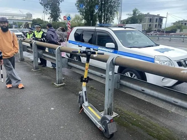 Во время рейда в преддверии летнего сезона в Сочи ужесточили контроль за самокатами: сотрудники оформили 18 протоколов за нарушение правил дорожного движения.