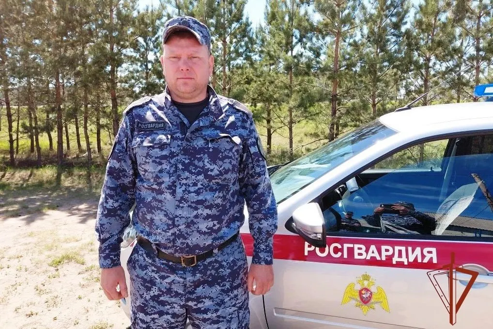 В выходной сотрудник Росгвардии вместе с приятелем подняли машину, под которой оказался ремонтировавший её мужчина; пострадавший доставлен в больницу в тяжёлом состоянии.