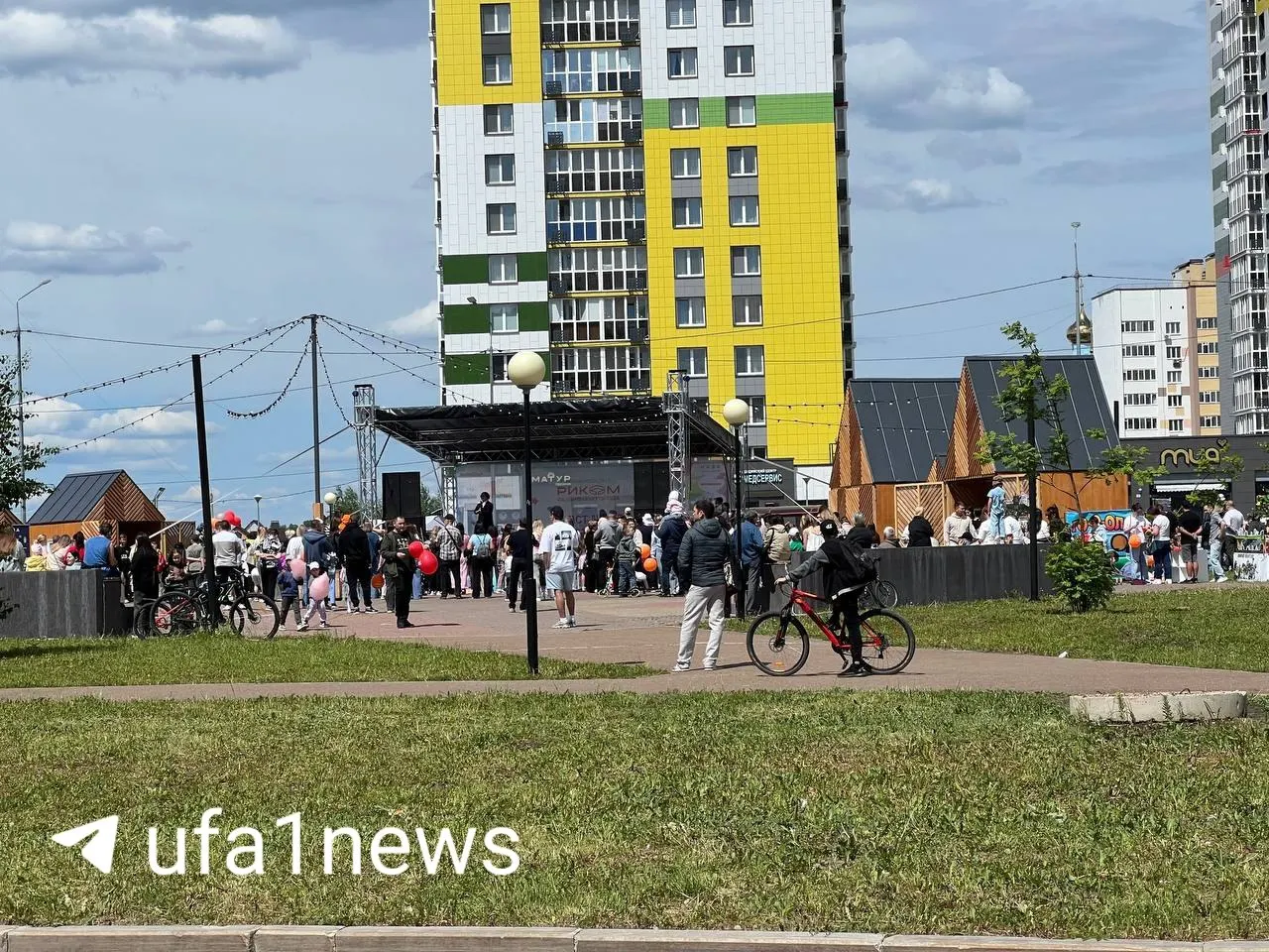 В Стерлитамаке устроили велопарад и развлекательную программу: помимо забега горожанам показали автозак, детям позволили посидеть за рулём и включить мигалки.